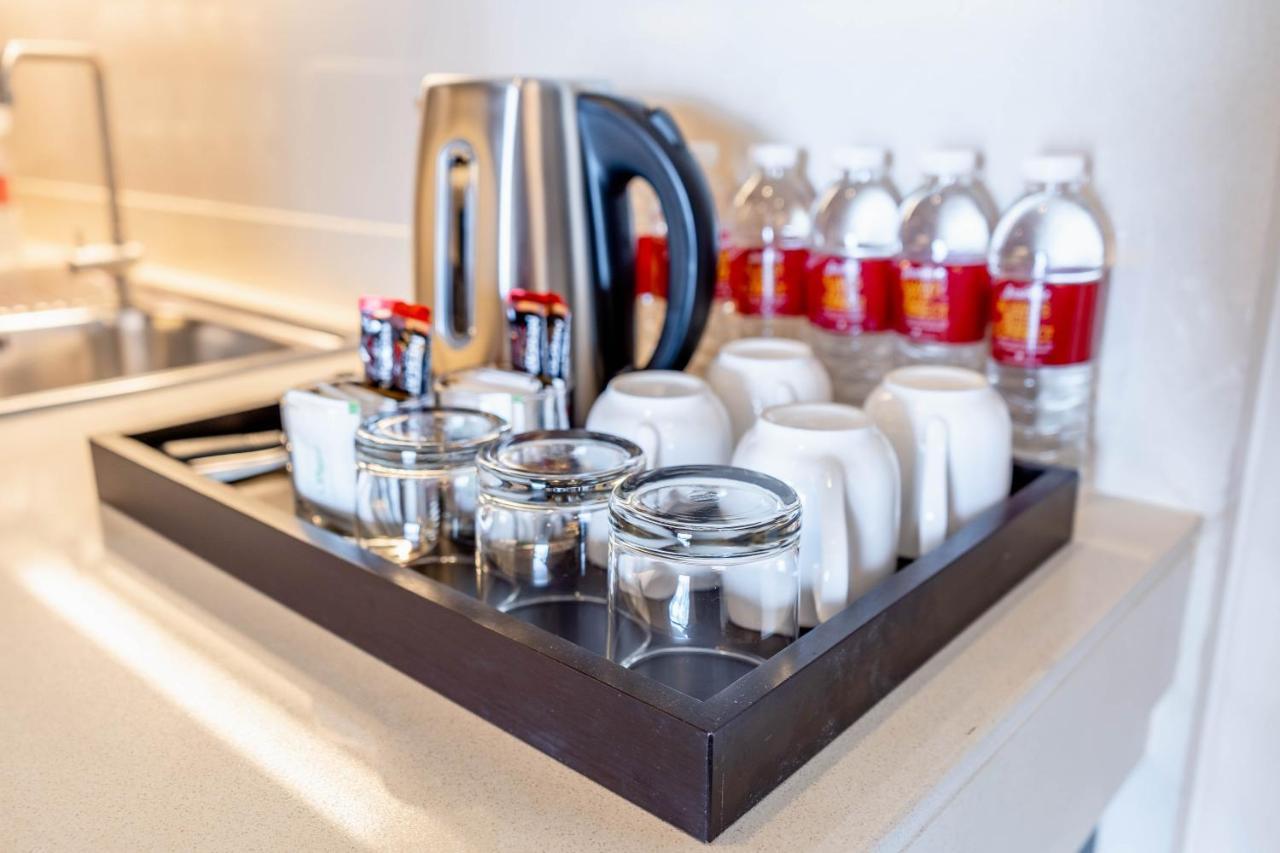 Jasmine Grande Residence Бангкок Экстерьер фото A kettle and bottled water in a hotel room