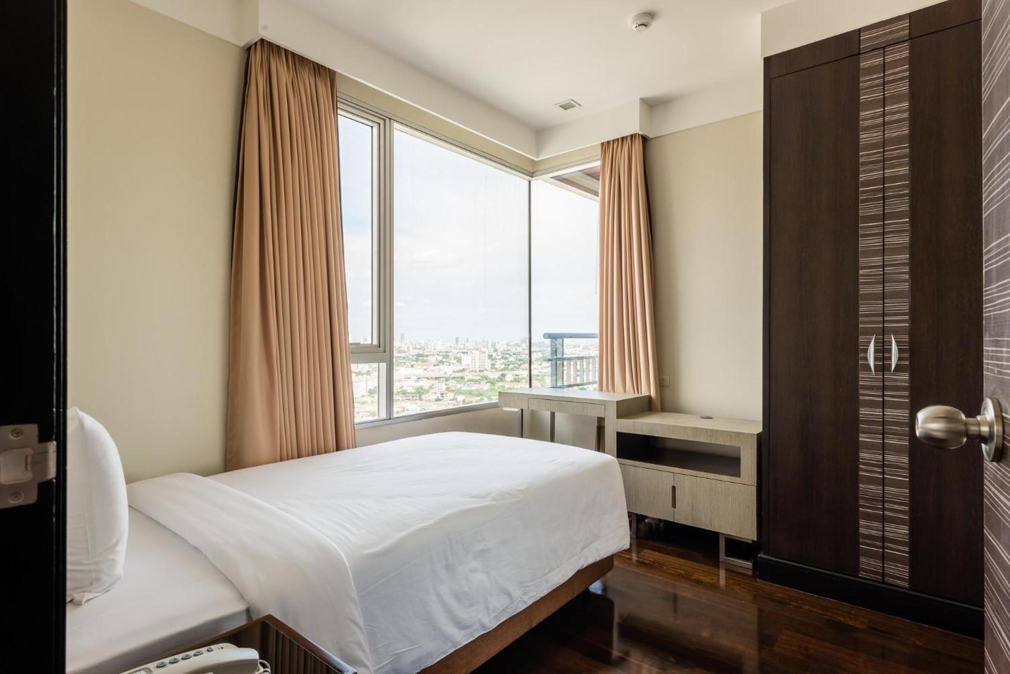 Jasmine Grande Residence Бангкок Экстерьер фото A bedroom in a serviced apartment in Cairo, Egypt