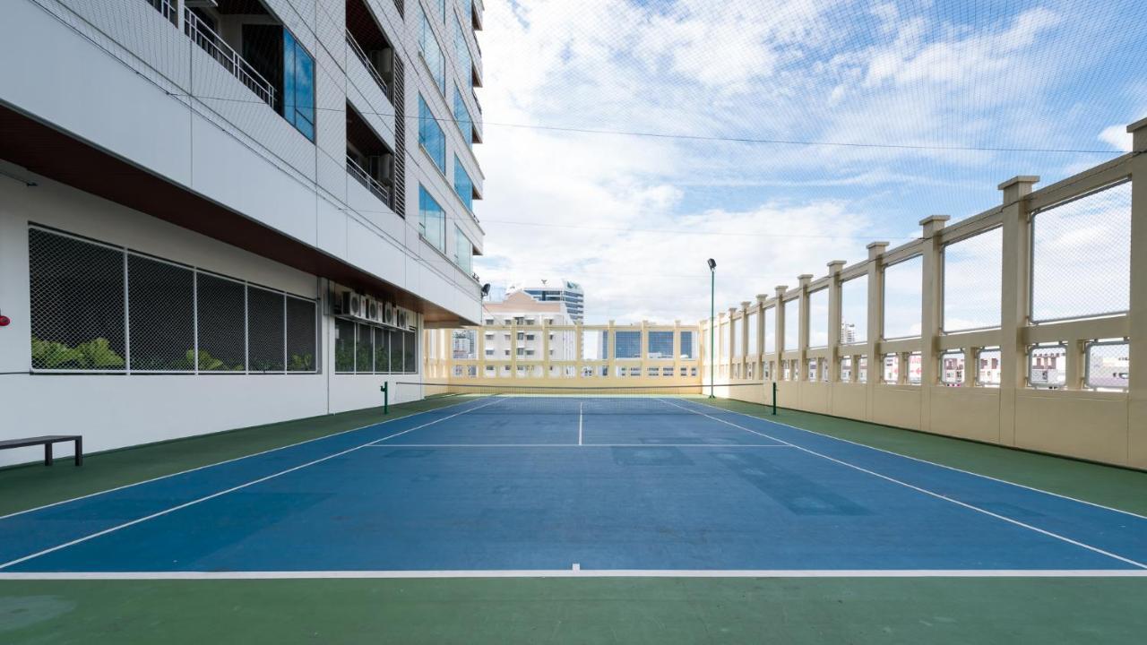 Jasmine Grande Residence Бангкок Экстерьер фото Tennis court