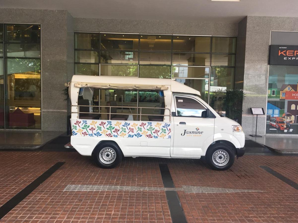 Jasmine Grande Residence Бангкок Экстерьер фото A J-Bus at the entrance of the hotel